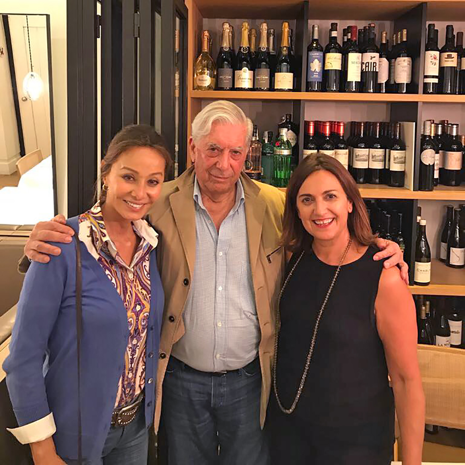 Isabel Preysler y Mario Vargas Llosa con Amaia Zapirain
