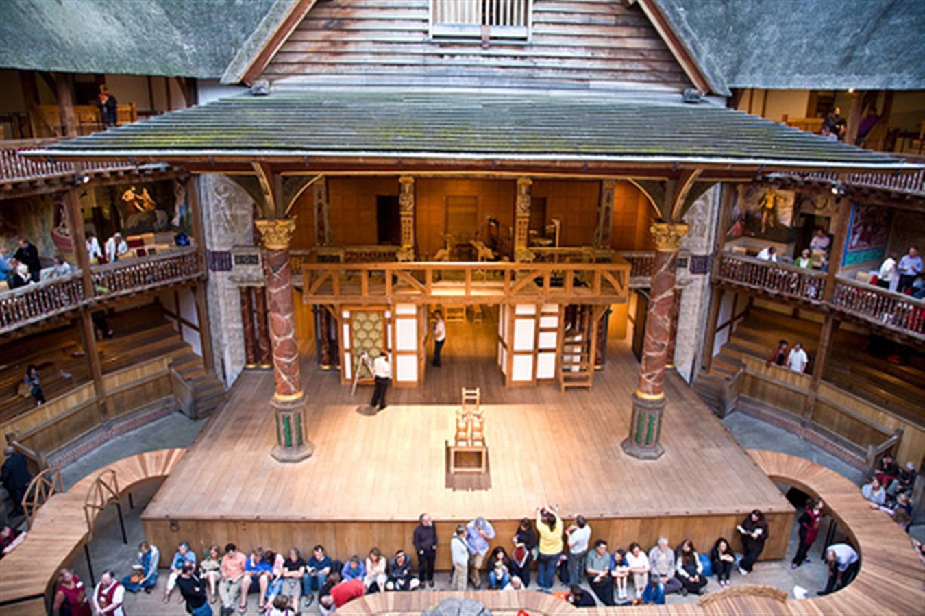 Shakespeare s theatre. Театр Глобус Шекспира в Лондоне. Глоуб театр в Лондоне. Уильям Шекспир театр Глобус. Шекспировский театр в Лондоне.