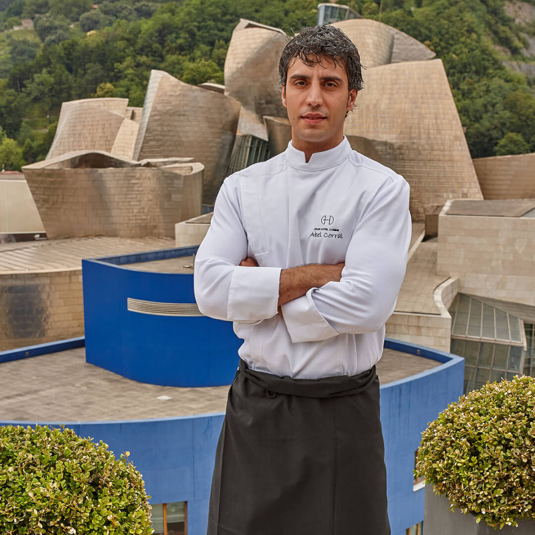 El Chef Abel Corral en la terraza del Gran Hotel Domine, con el museo Guggenheim Bilbao de fondo.
