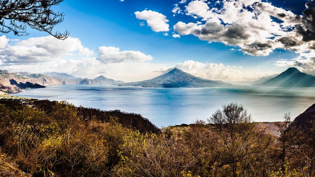 El lago de Atitlán es el cuerpo de agua más grande de Guatemala.