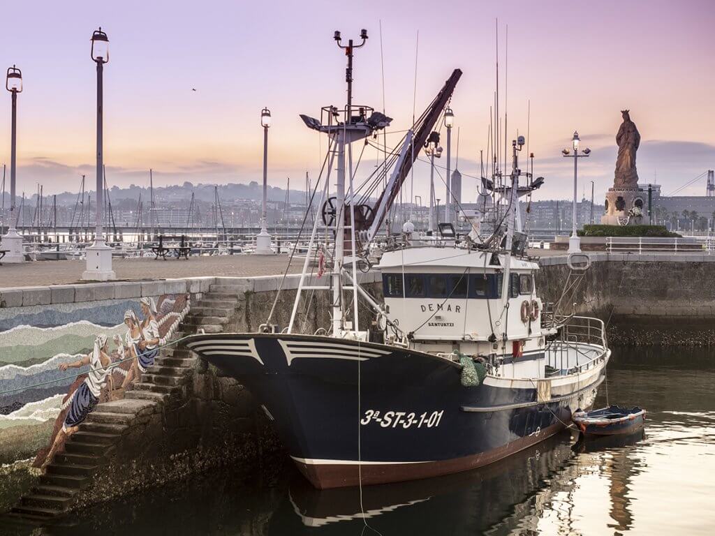 En una aldea de pescadores con alma marinera, a un paso de Bilbao, se encuentra el puerto pesquero de Santurtzi.