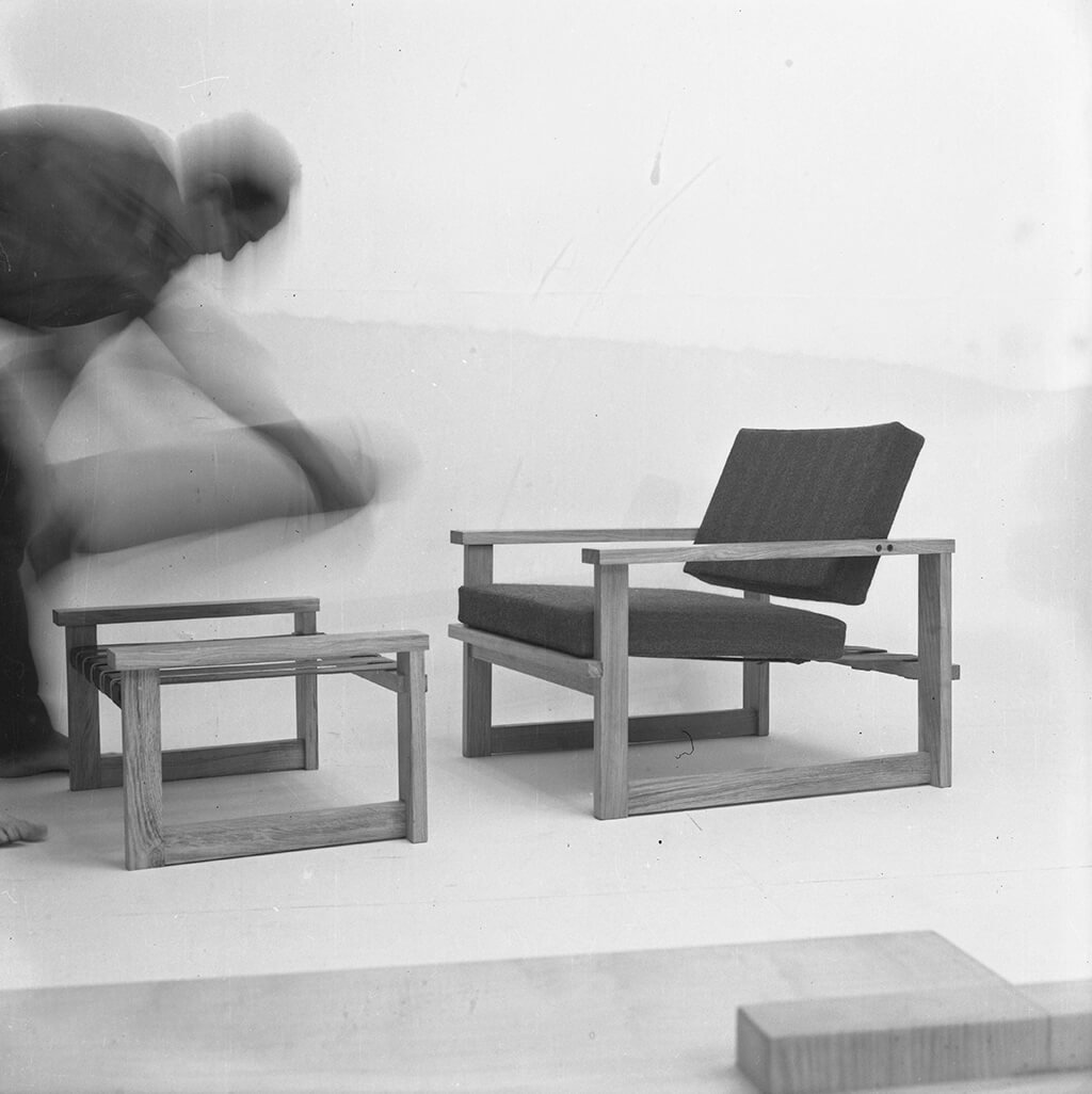 Néstor Basterretxea preparando una sesión de fotografías publicitarias para Biok, c. 1964 Archivo Municipal de Irun