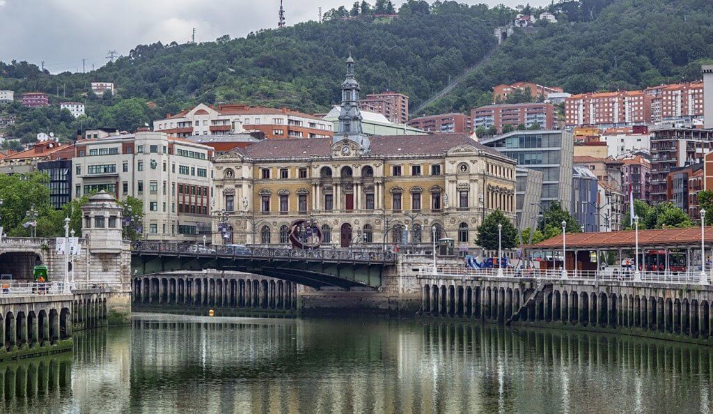 ¿Qué ropa meter en la maleta para visitar Bilbao en verano? - Very Bilbao