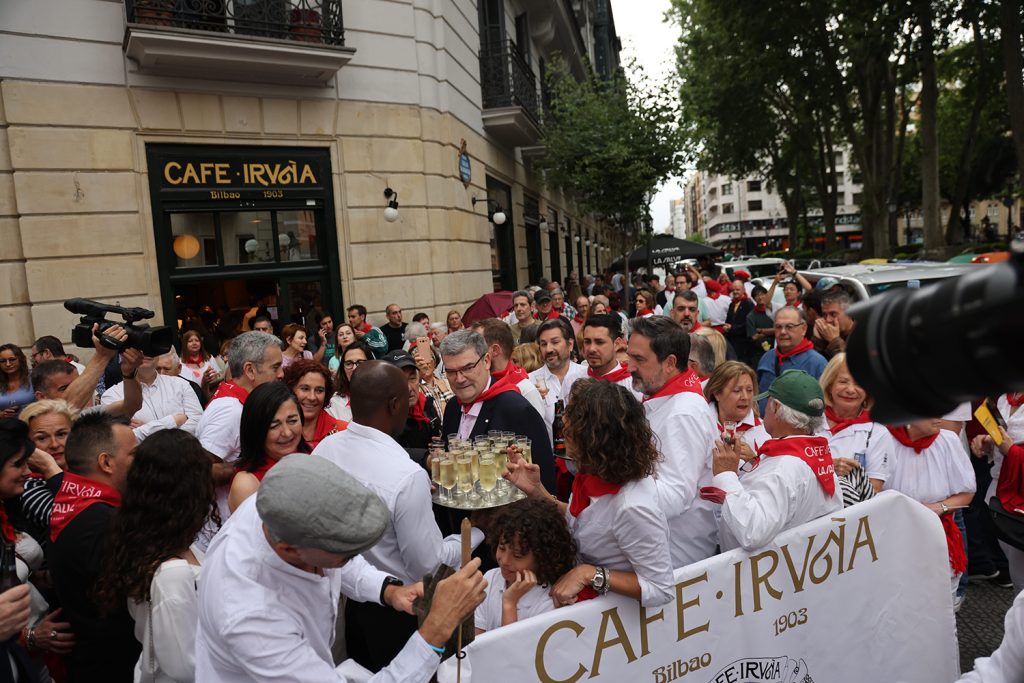 Chupinazo en el Café Iruña de Bilbao