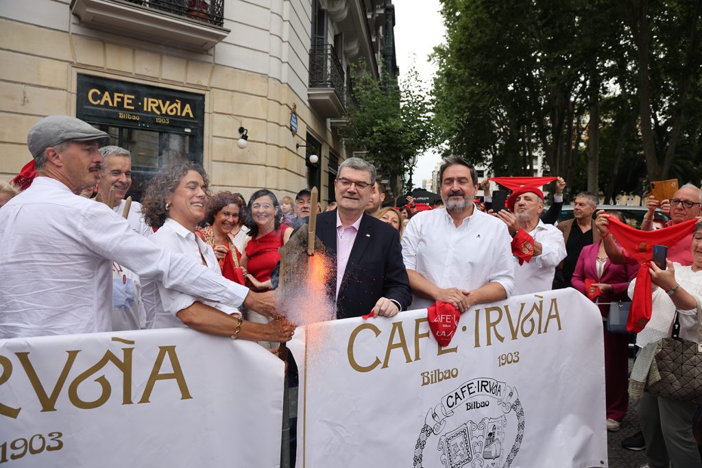 Chupinazo en el Café Iruña de Bilbao